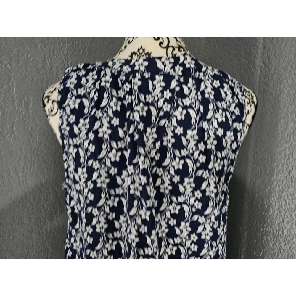 Women's St. John's Bay Sleeveless Blouse Floral Blue & White Size Medium V Neck - Picture 12 of 12